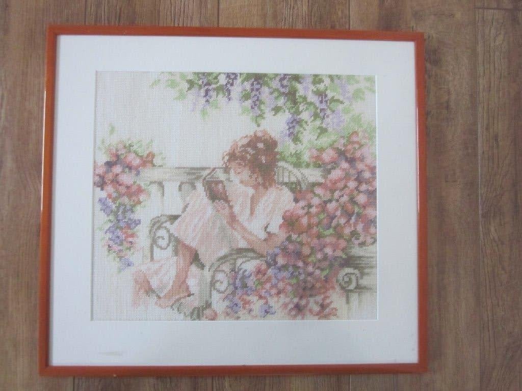 Geborduurd met de hand schilderij "Lezende vrouw" met wol, Ophalen of Verzenden, Zo goed als nieuw, Handborduren, Onderdeel of Toebehoren