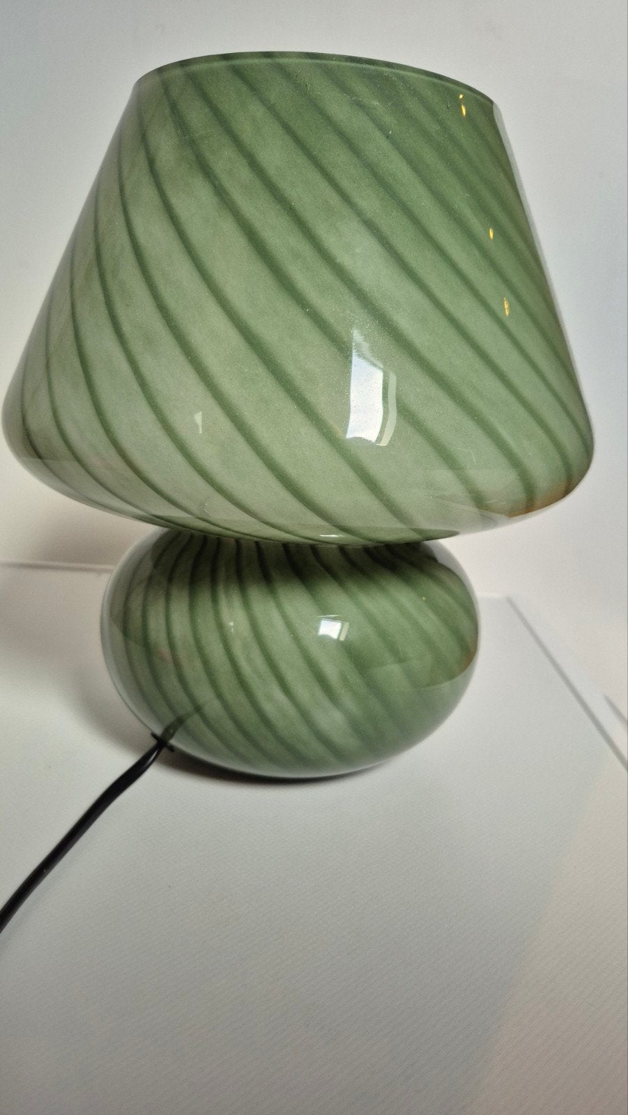 Groen gestreepte glazen tafellamp - 26 cm hoog, Huis en Inrichting, Lampen | Tafellampen, Groen, Ophalen of Verzenden, Zo goed als nieuw