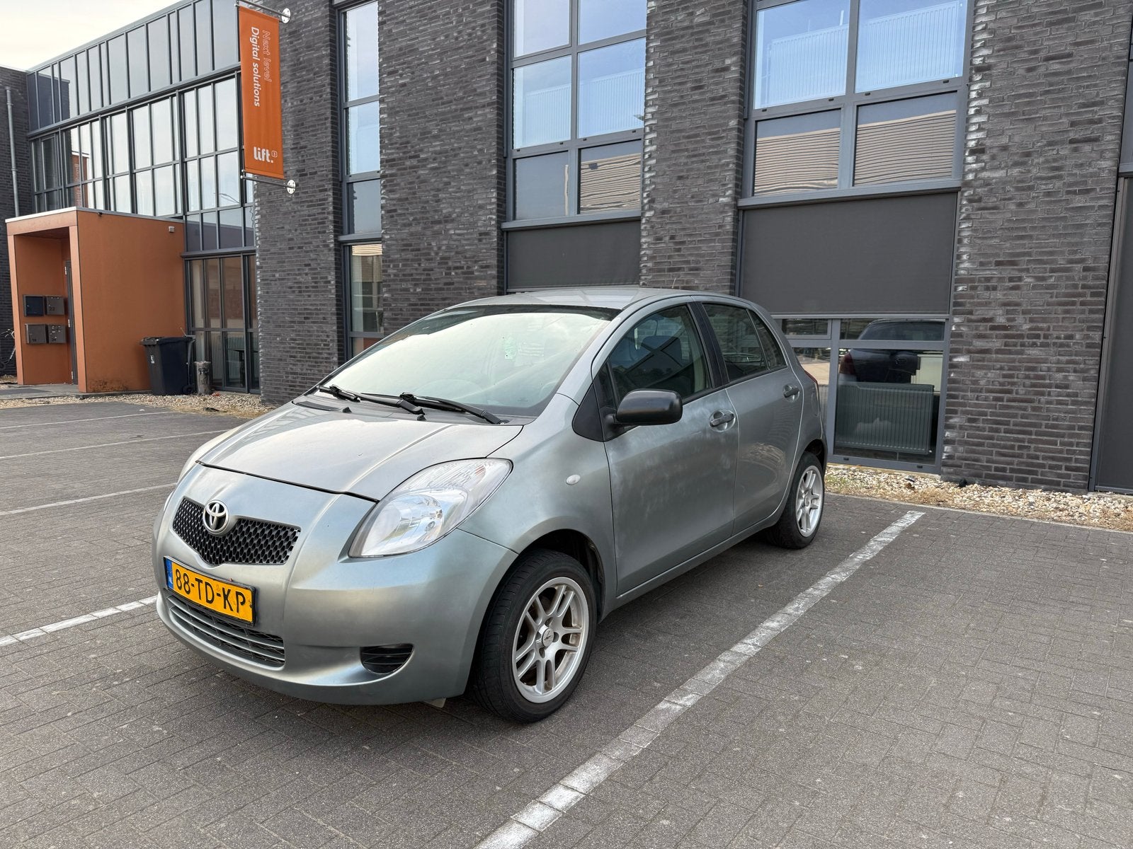Toyota Yaris 1.0 12V Vvt-i 5DR Terra 2006 Grijs, Voorwielaandrijving, 40 €/maand, 750 kg, Elektrische ramen