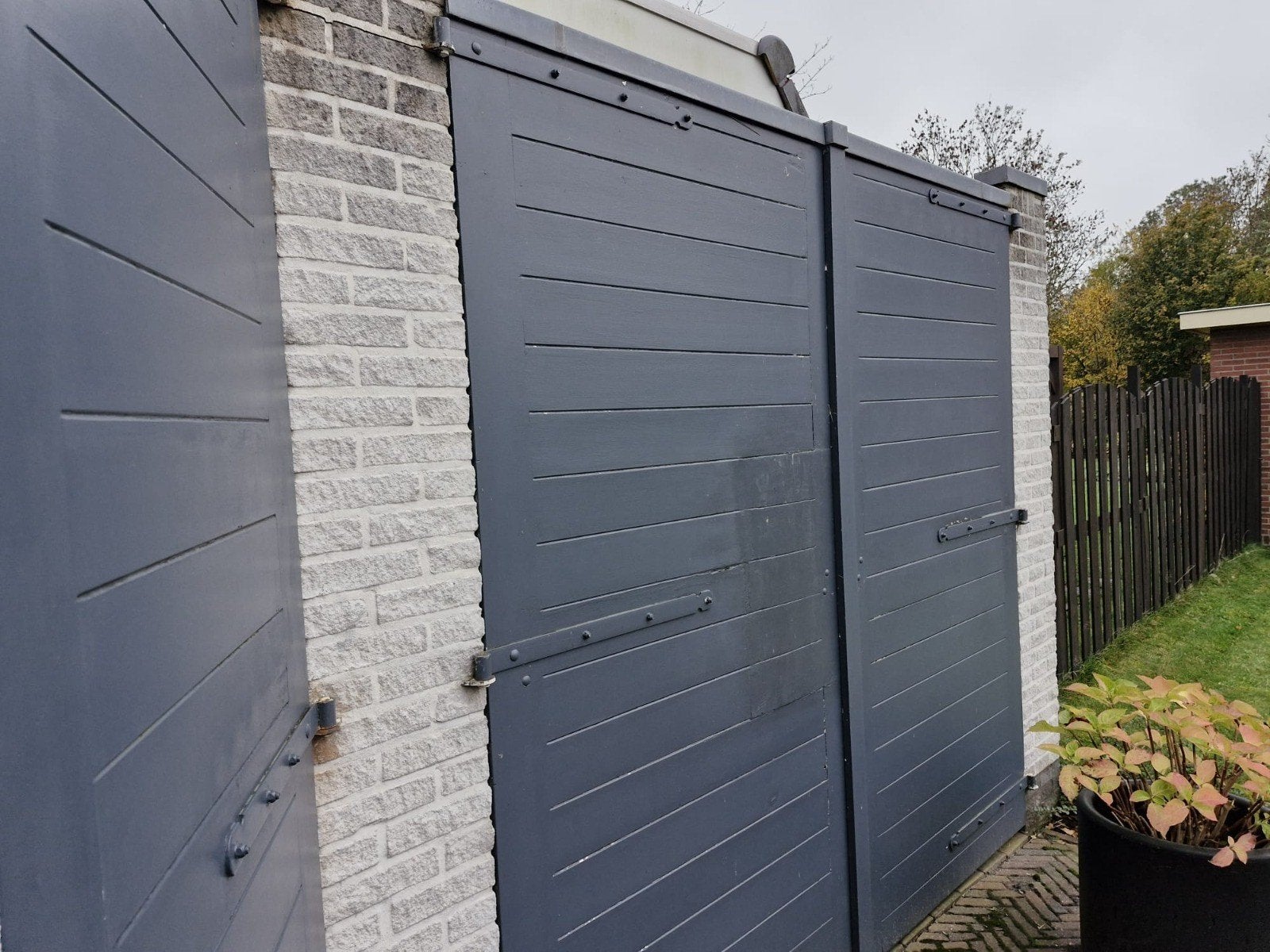 Twee openslaande gebruikte deuren., Ophalen