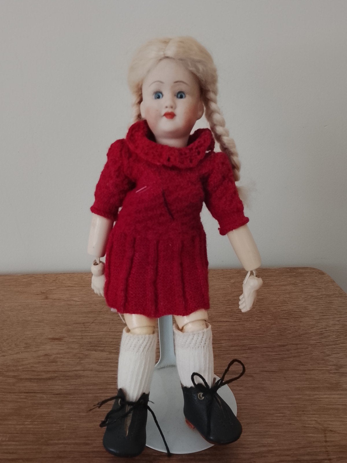 Antieke porseleinen pop met rood jurkje en blonde vlechten, Verzamelen, Ophalen of Verzenden, Gebruikt, Pop