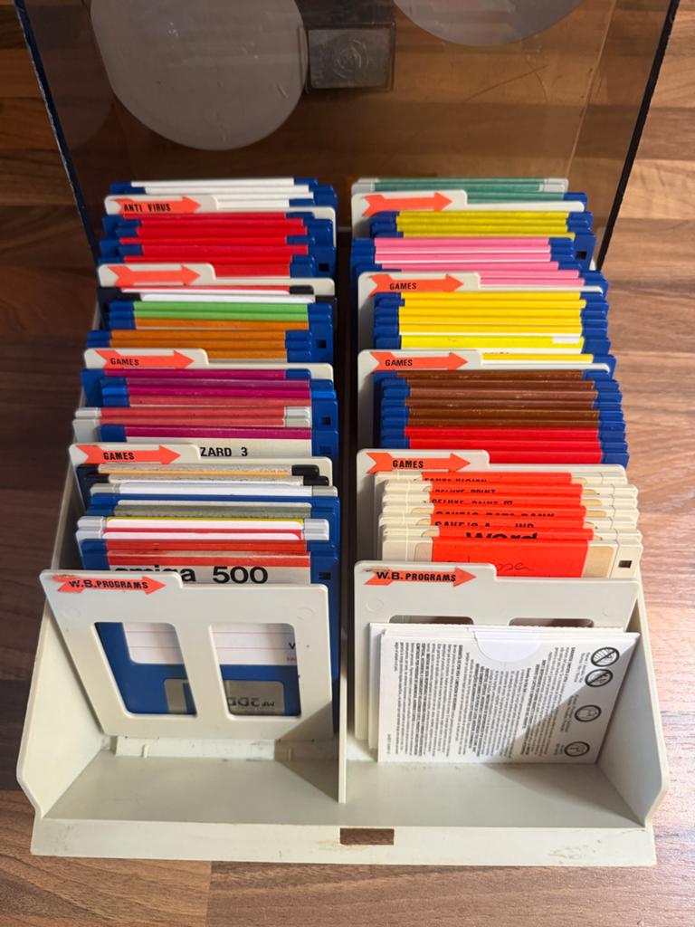 Diskette bak met ruim 70 Amiga floppy's, Ophalen of Verzenden