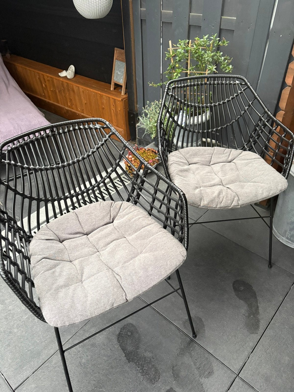 2 st tuinstoel ilderhuse zwart en 2st tuinkus vejrholm jysk, Ophalen, Zo goed als nieuw, Kunststof