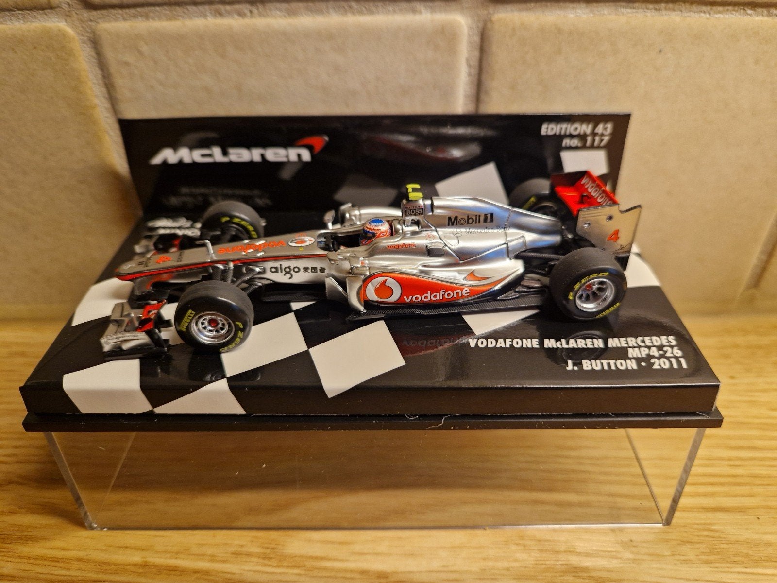 f1 Vodafone mclaren mercedes mp4/26 jenson button 2011, Ophalen of Verzenden, Zo goed als nieuw, Auto, MiniChamps