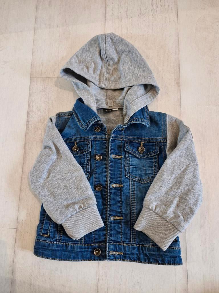 Stoere spijkerjas met afneembare capuchon - Maat 92, Kinderen en Baby's, Ophalen of Verzenden, Zo goed als nieuw, Jongen of Meisje
