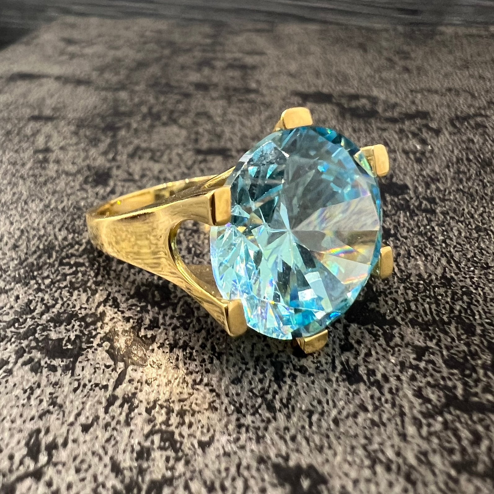 14k gouden vrouwen ring met blauwe steen, 20 of groter, Nieuw, Ophalen of Verzenden, Dame