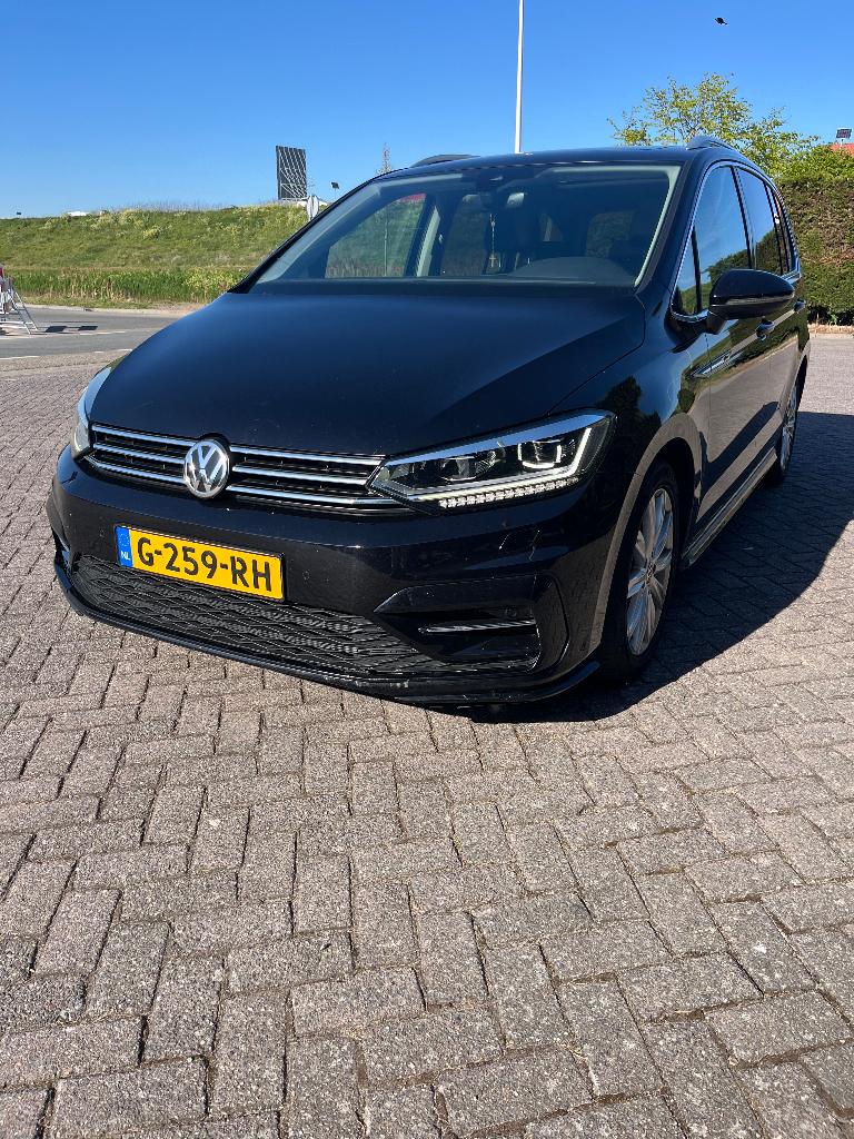 Volkswagen Touran 1.5 TSI 150pk R/DSG/7pers/pano/vol opties!, 1498 cc, Zwart, 4 cilinders, 7 stoelen