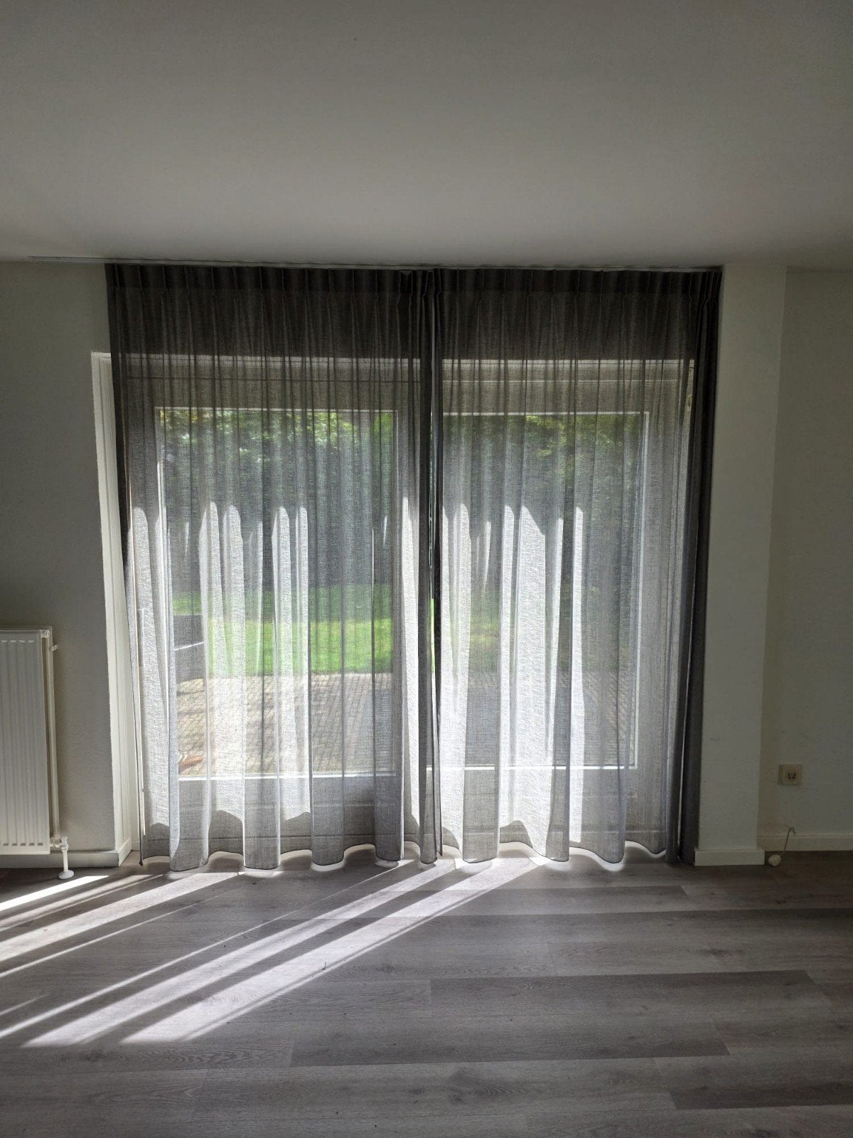 Set van 8 grijze inbetween gordijnen in diverse maten, Huis en Inrichting, Ophalen of Verzenden, Grijs, Inbetween gordijn, Lichtdoorlatend