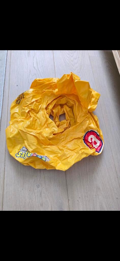 Gele opblaasbare zwemband, Ophalen