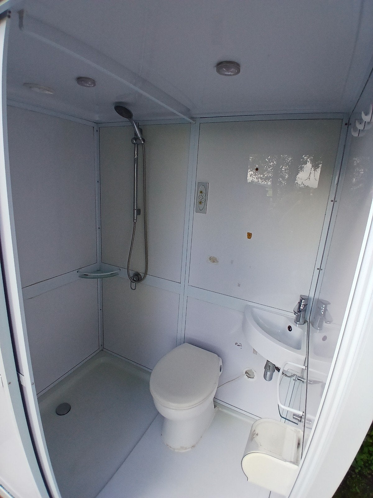 Foto 5 van Complete mobiele badkamer met douche, toilet en boiler
