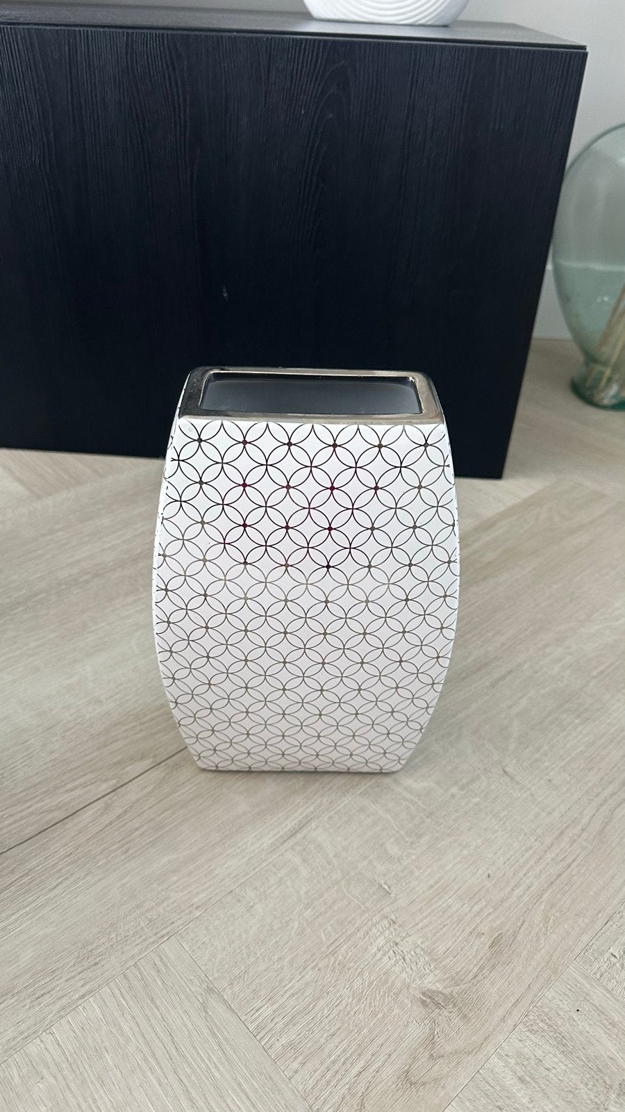 Moderne witte vaas met geometrisch patroon, Met patroon/structuur, Wit, Ophalen of Verzenden, Zo goed als nieuw