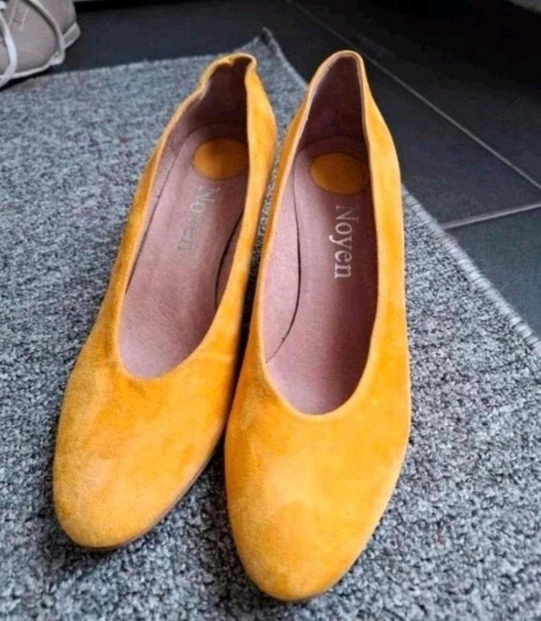 Noyen pumps maat 40, Kleding | Dames, Ophalen, Pumps, Geel, Zo goed als nieuw