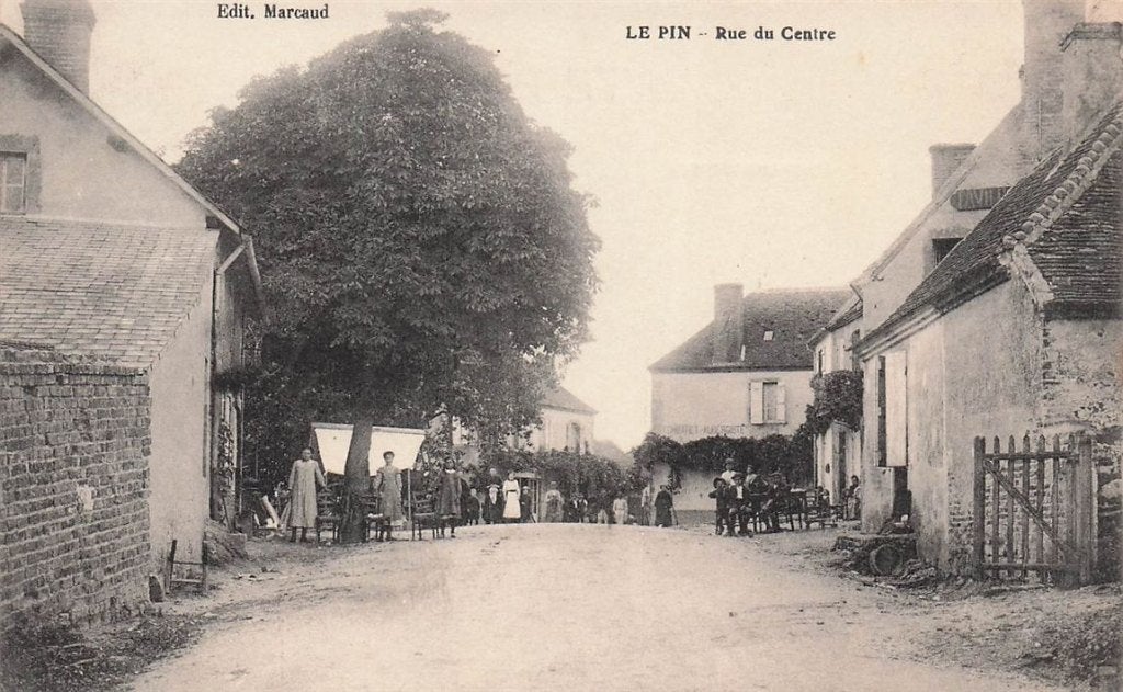 702-380-043 Le Pin Rue Du Centre Allier, Verzenden, Voor 1920, Frankrijk