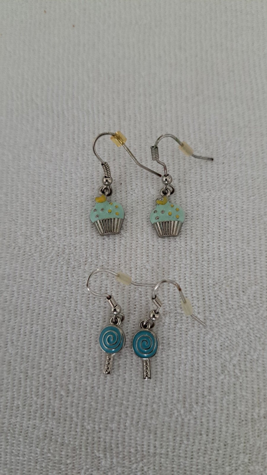 2 paar hangoorbellen: cupcake en lolly, Ophalen of Verzenden, Zo goed als nieuw, Overige kleuren, Oorbellen