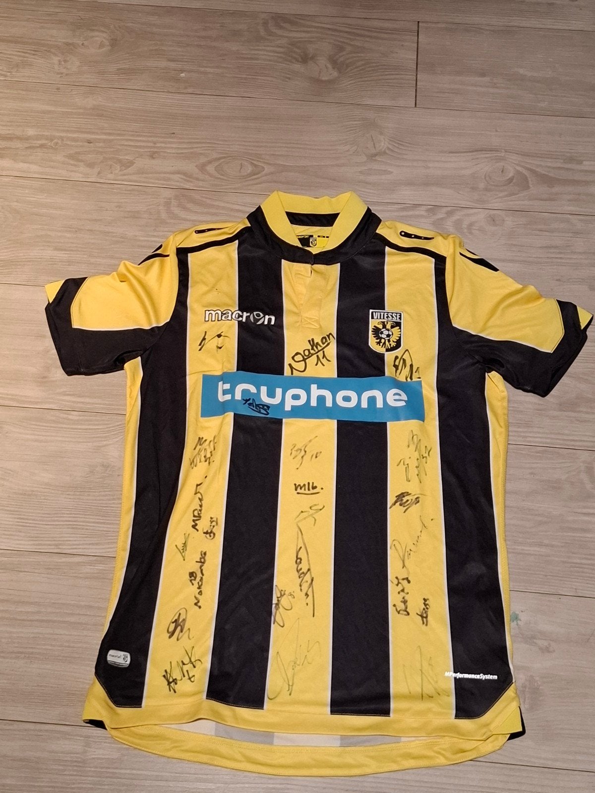 Gesigneerd shirt Vitesse, Maat M, Ophalen of Verzenden, Nieuw, Shirt