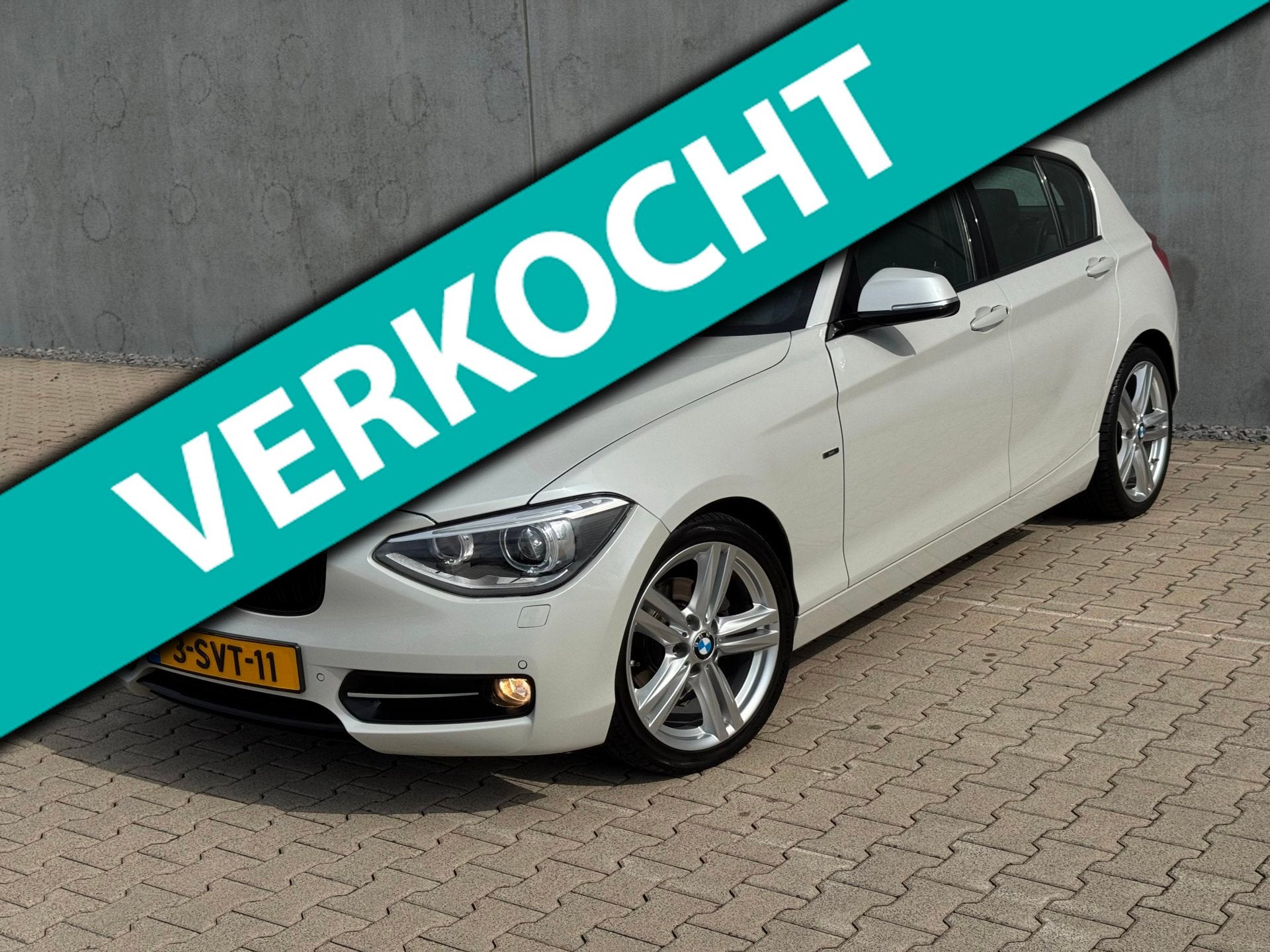 BMW 1-serie 118i Sport|Aut|Pano|Navi|M-Leder|Stoelverw|LED|1, Auto's, Euro 5, Achterwielaandrijving, Gebruikt, Zwart