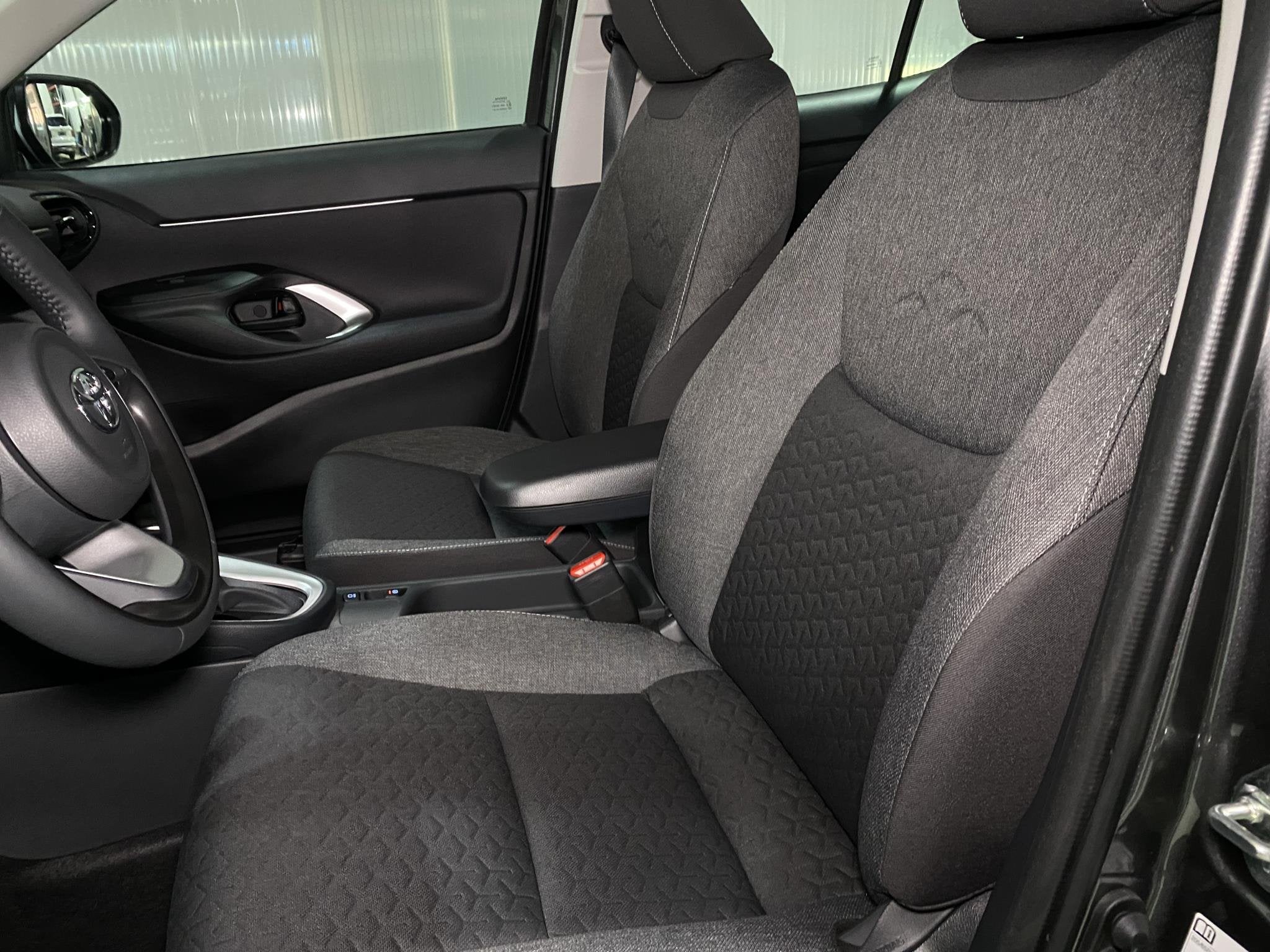 Toyota Yaris Cross 1.5 Hybrid Active Stoelverwarming, Parkee, Dealer onderhouden, Stof, Gebruikt, 116 pk