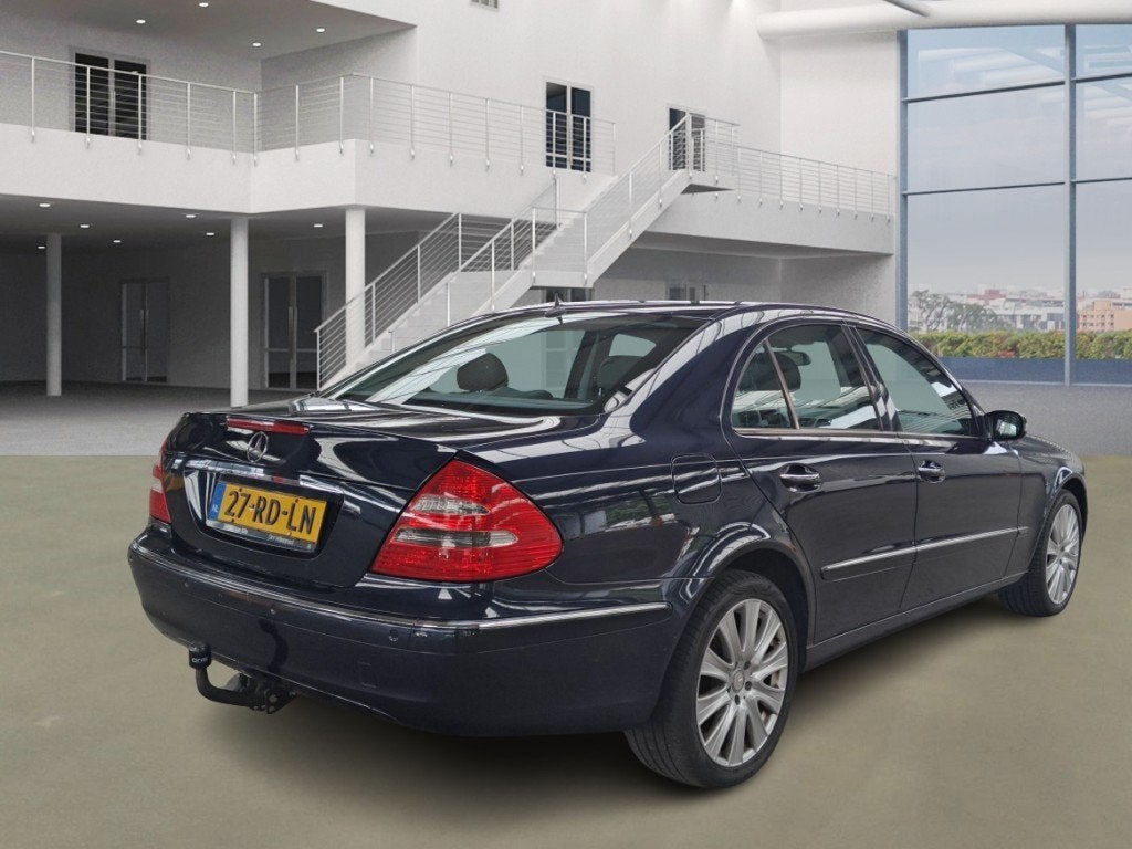 Mercedes-Benz E-klasse 240 Elegance AIRCO CRUISE LEDER PDC, Automaat, Gebruikt, 2597 cc, Bedrijf