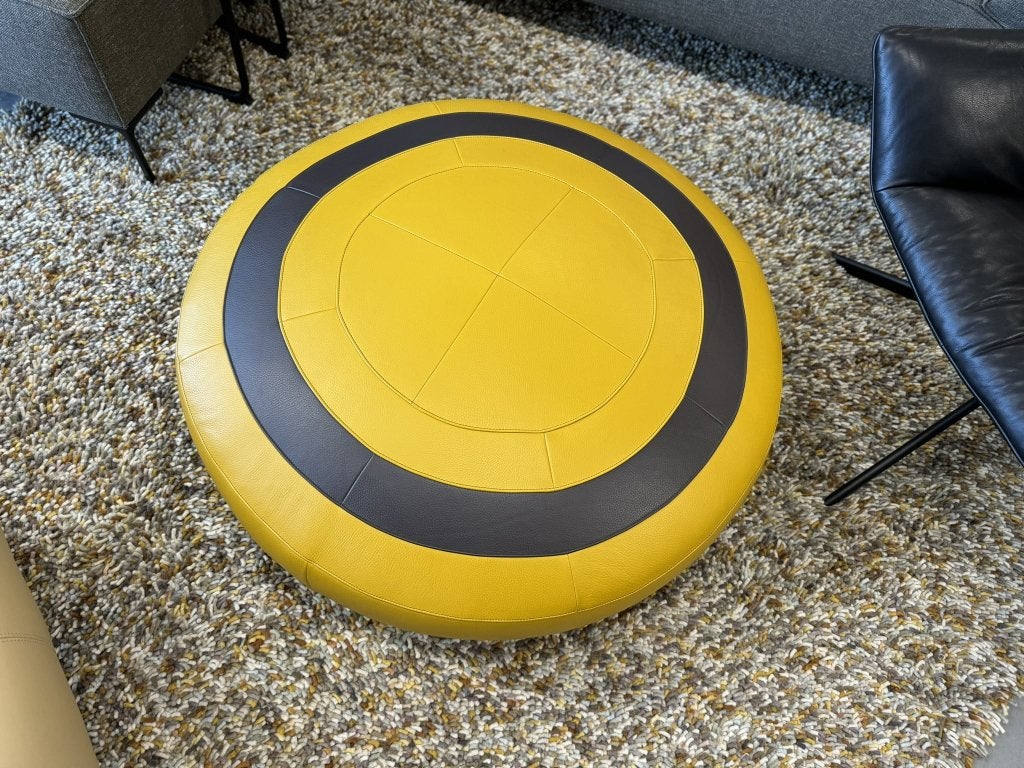 Nieuwstaat Leolux Saturn Hocker Geel Poef Design D100, Huis en Inrichting, Banken | Voetenbanken en Poefen, Leolux, Info@leolux.nl
