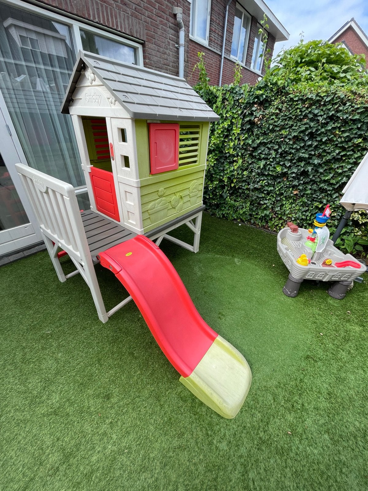 Smoby speelhuisje op palen met glijbaan, Ophalen, Zo goed als nieuw, Kunststof