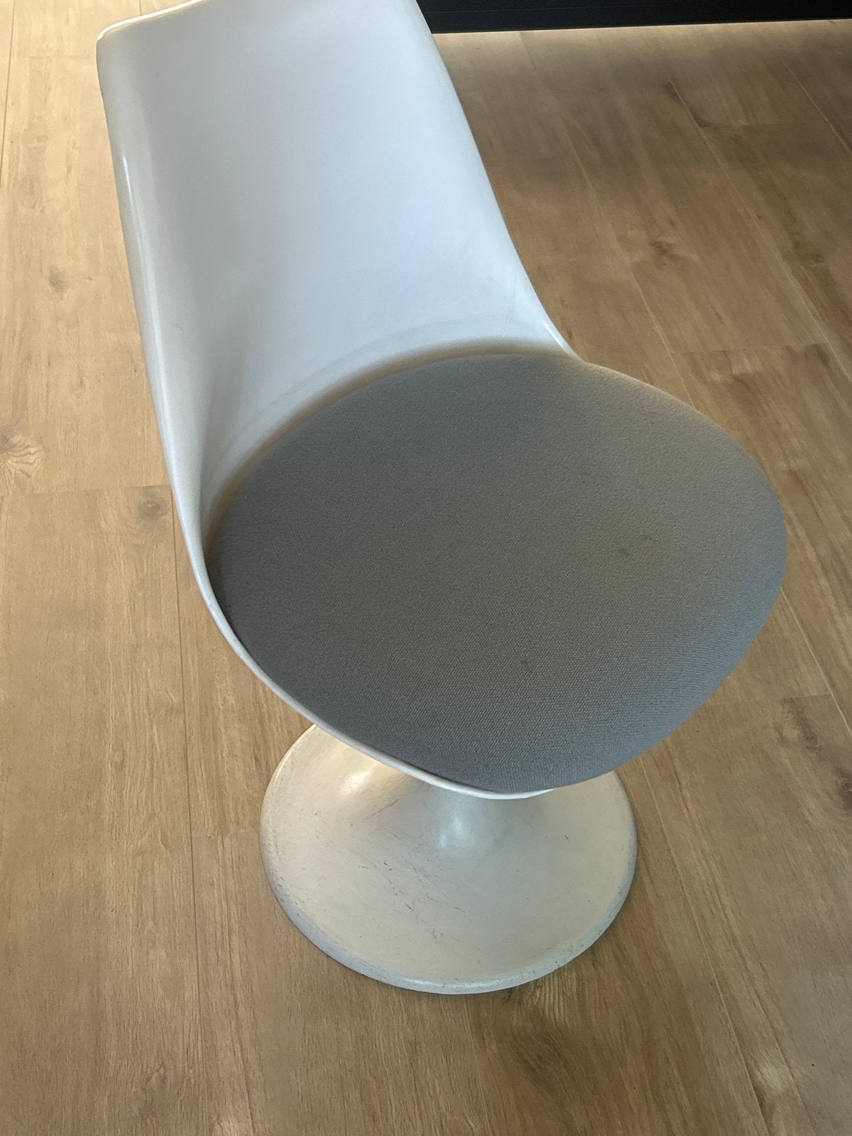 Vintage Tulip Stoel - Wit met Grijs Kussen, Huis en Inrichting, Stoelen, Ophalen, Kunststof, Gebruikt, Wit