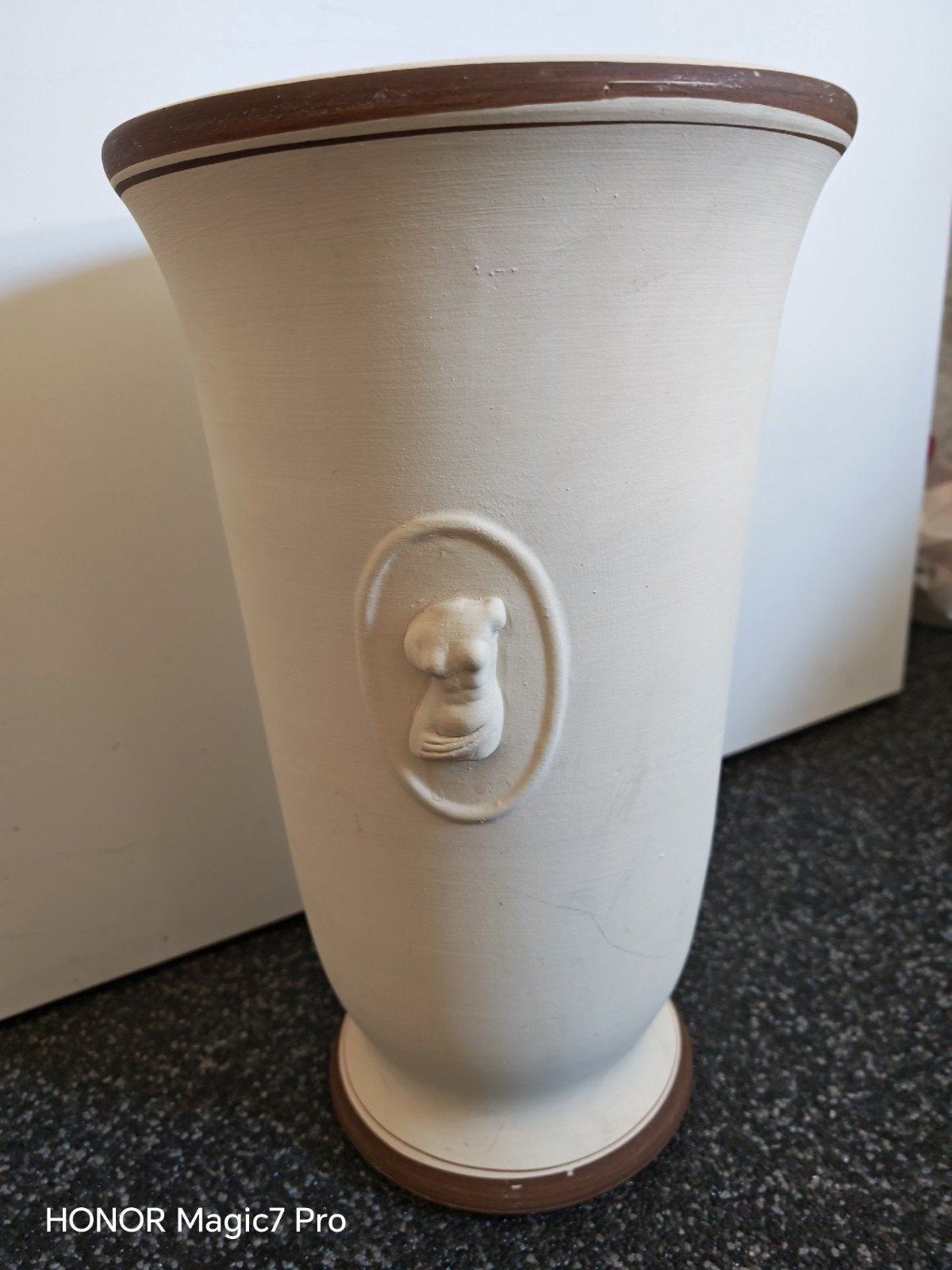 Crèmekleurige vaas met buste, Ophalen