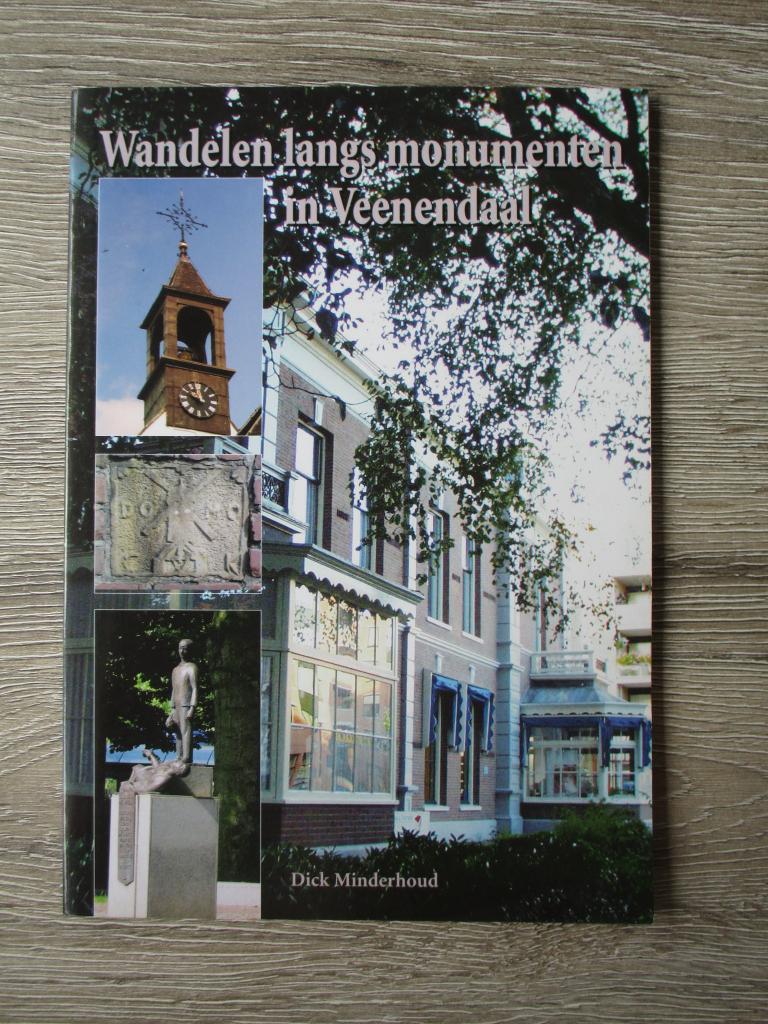 Wandelen langs monumenten in Veenendaal - Dick Minderhoud, Boeken, Ophalen of Verzenden, Gelezen