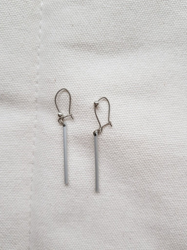 grijze staafjes oorbellen, Sieraden, Tassen en Uiterlijk, Oorbellen, Overige materialen, Verzenden, Grijs, Hangers