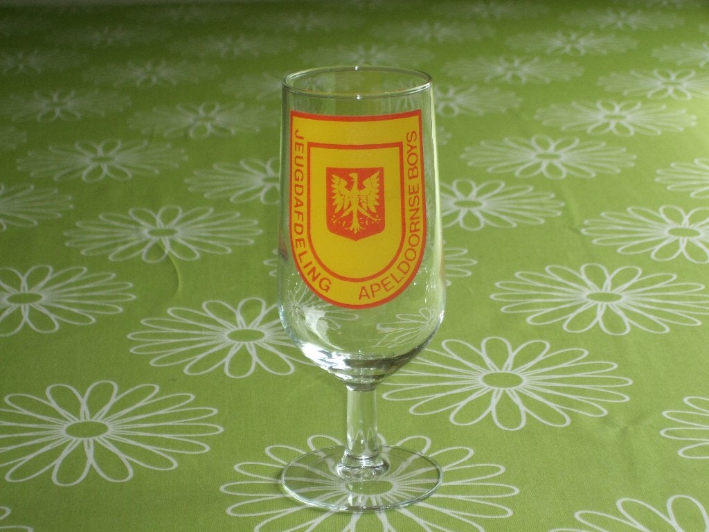 Apeldoornse Boys Jeugdafdeling - bierglas op voet, Verzamelen, Ophalen of Verzenden, Zo goed als nieuw, Overige binnenlandse clubs