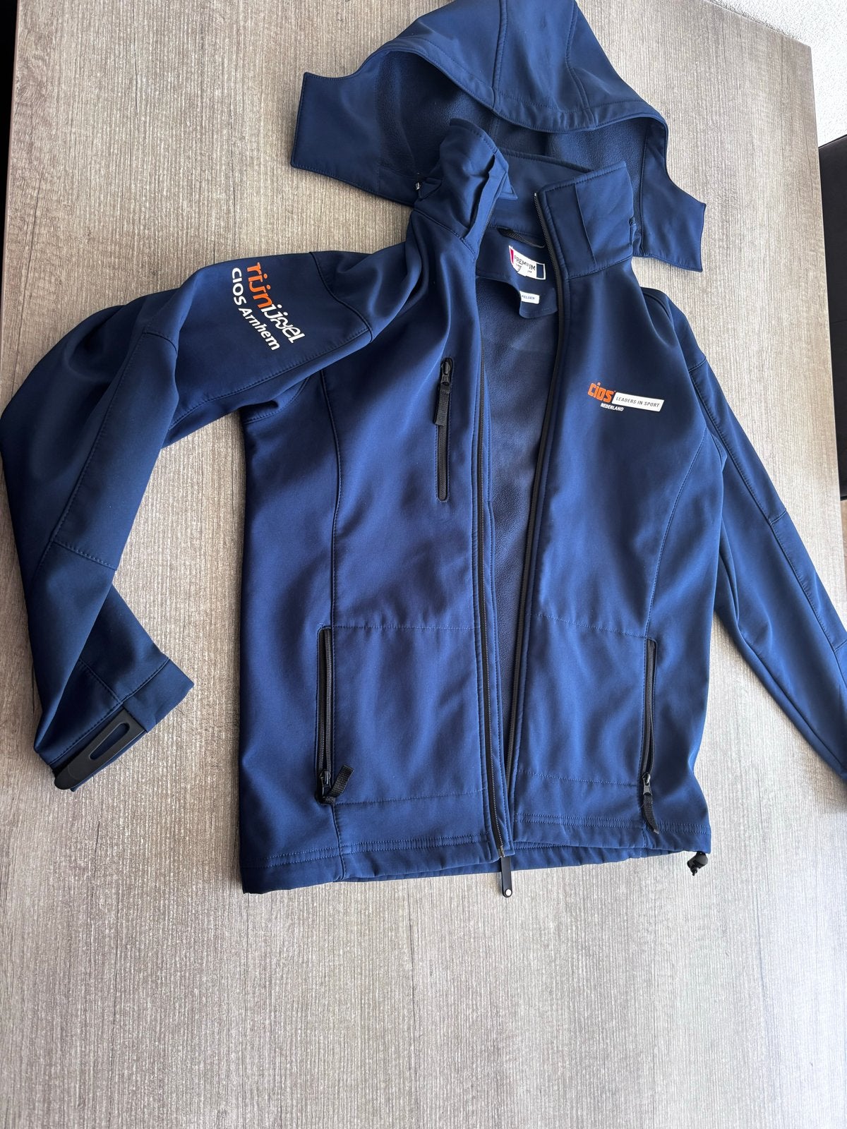 Donkerblauwe Softshell Jas met Capuchon - Maat s, Ophalen of Verzenden, Zo goed als nieuw, Maat 38/40 (M), Blauw