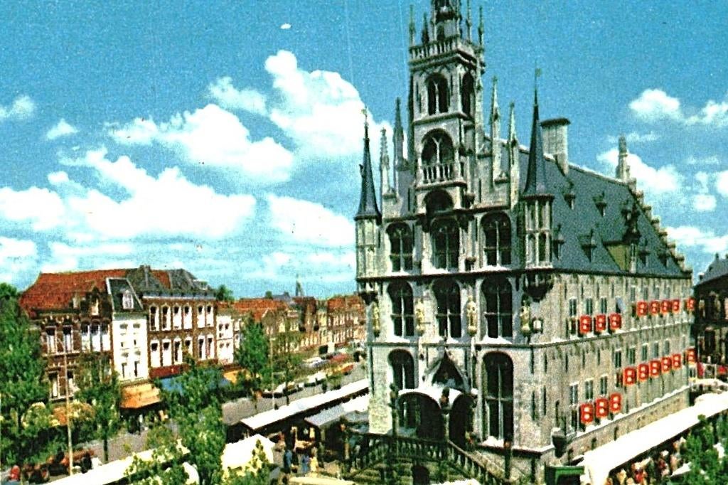 914408 Gouda ZH 1973 Met oa Stadhuis Gelopen met postzegel, Ophalen of Verzenden, 1960 tot 1980, Gelopen, Zuid-Holland