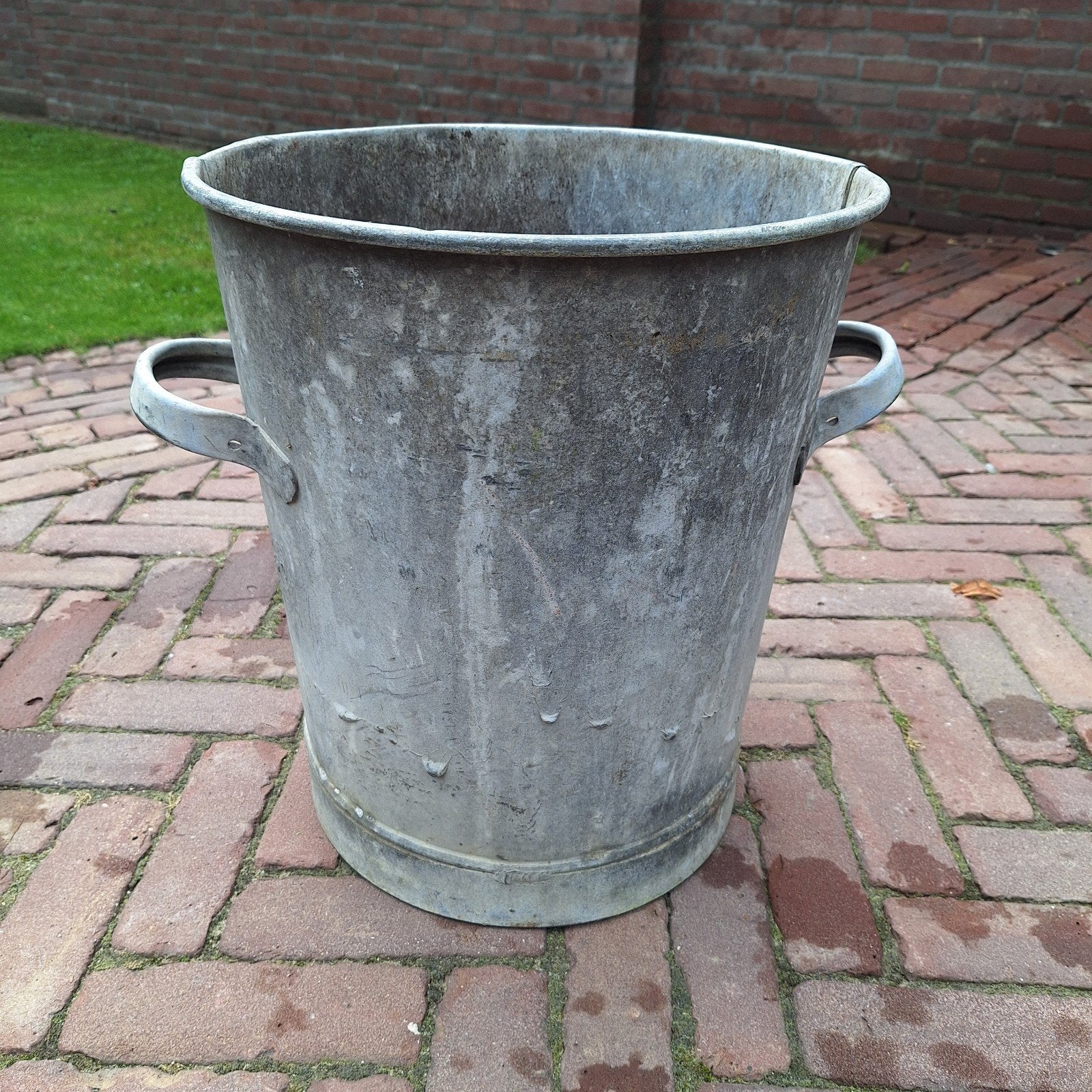 Zinken ton/ plantenbak, Ophalen, Gebruikt, Rond, Metaal
