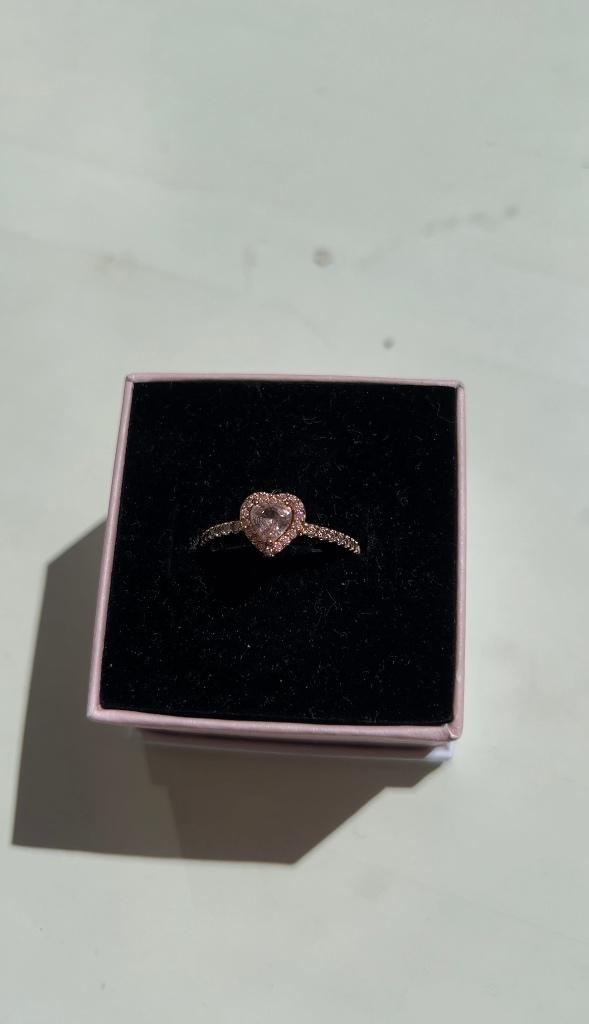 Glinsterende Verhoogde Hartring Roségoud, Sieraden, Tassen en Uiterlijk, Ringen, Met strass, Verzenden, Zo goed als nieuw, 17 tot 18