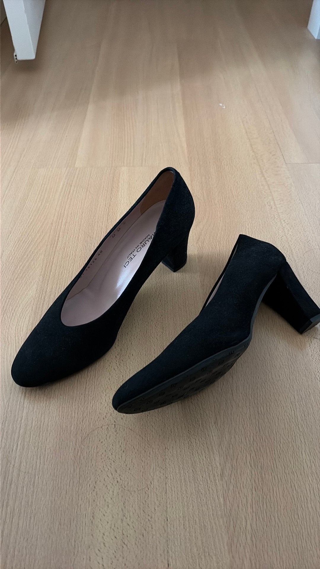 Mauri Teci zwart suede pumps maat 40, Kleding | Dames, Pumps, Zwart, Ophalen of Verzenden, Zo goed als nieuw