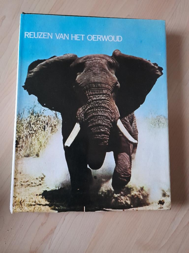 REUZEN VAN HET OERWOUD Serie geheimen der Dierenwereld dl 2, Boeken, Ophalen of Verzenden, Gelezen, Natuur algemeen