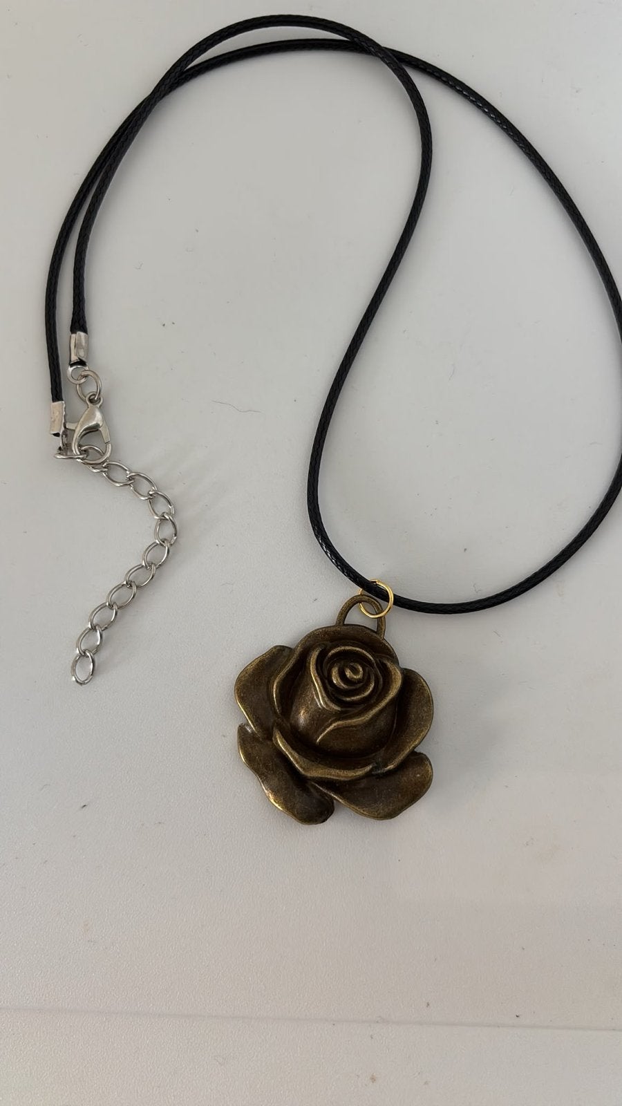 Nieuwe ketting met bronskleurige roos hanger - Verstelbaar, Bruin, Nieuw, Ophalen of Verzenden, Overige materialen