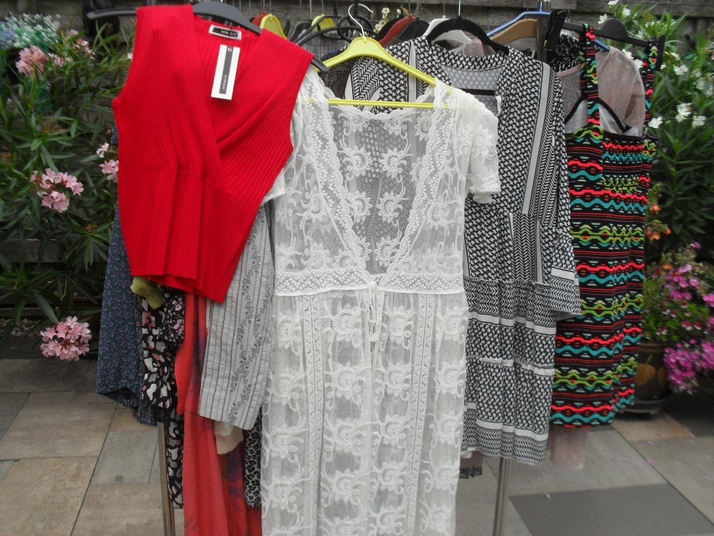 Kleding 25 stuks doos 1, voor merken, maten zie beschrijving, Overige kleuren, Zo goed als nieuw, Onder de knie, Ophalen