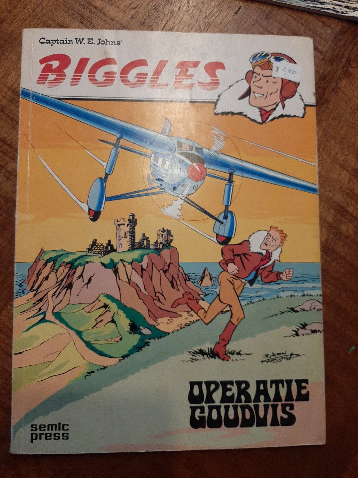 Biggles: Operatie Goudvis - Captain W.E. Johns stripboek, Eén stripboek, Ophalen of Verzenden, Gelezen, Captain W.E. Johns