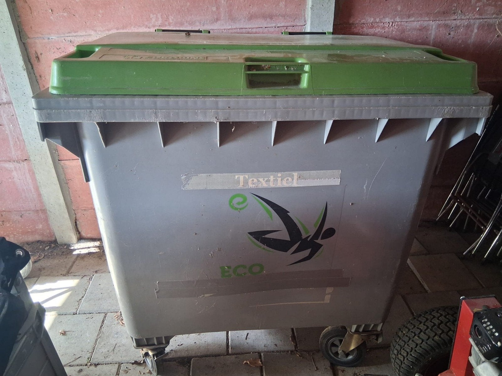 Kunststof container 1100 ltr, Ophalen
