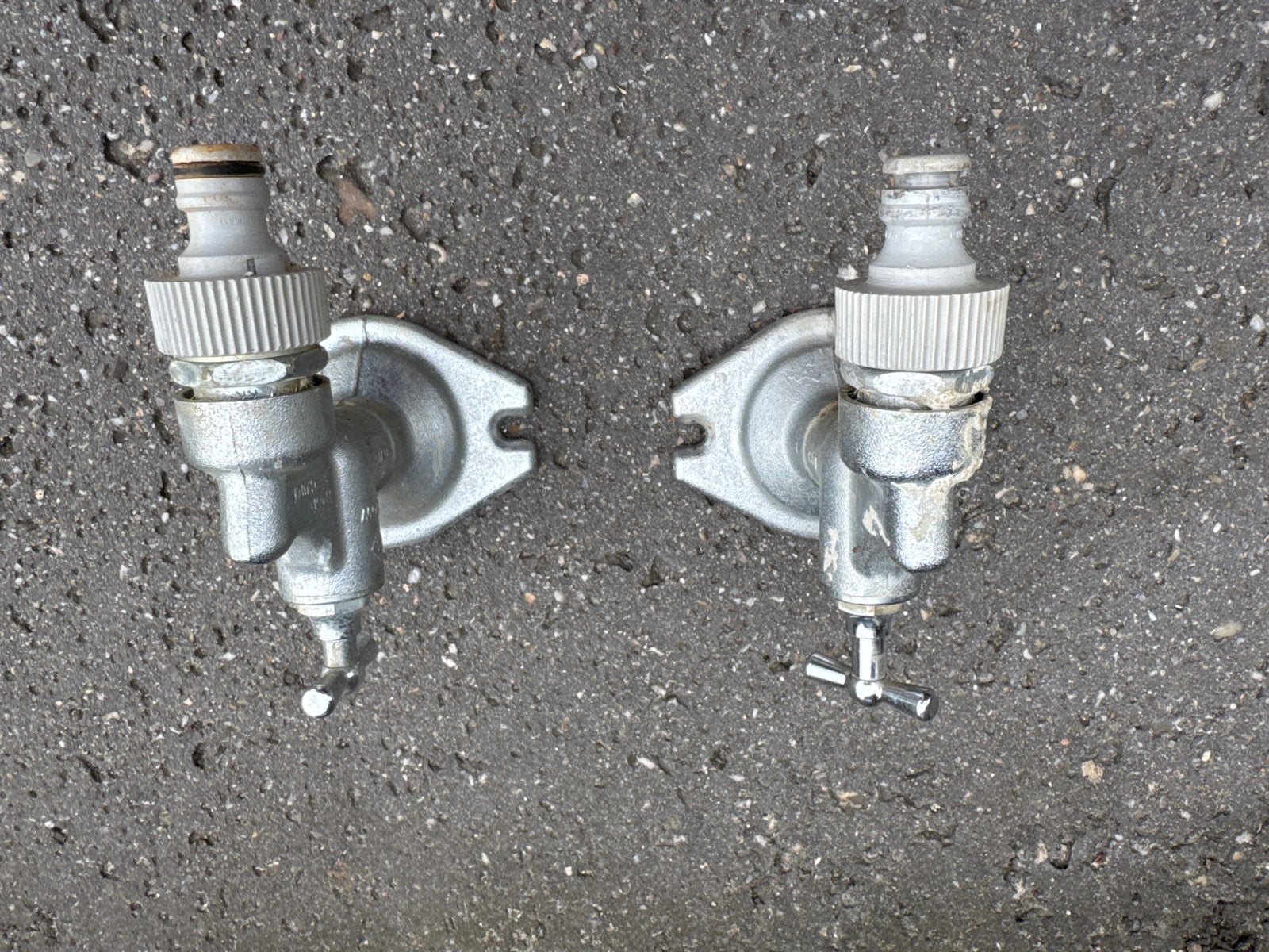 2x Buitenkraan met slangkoppeling, Tuin en Terras, Buitenkranen, Ophalen of Verzenden, Gebruikt