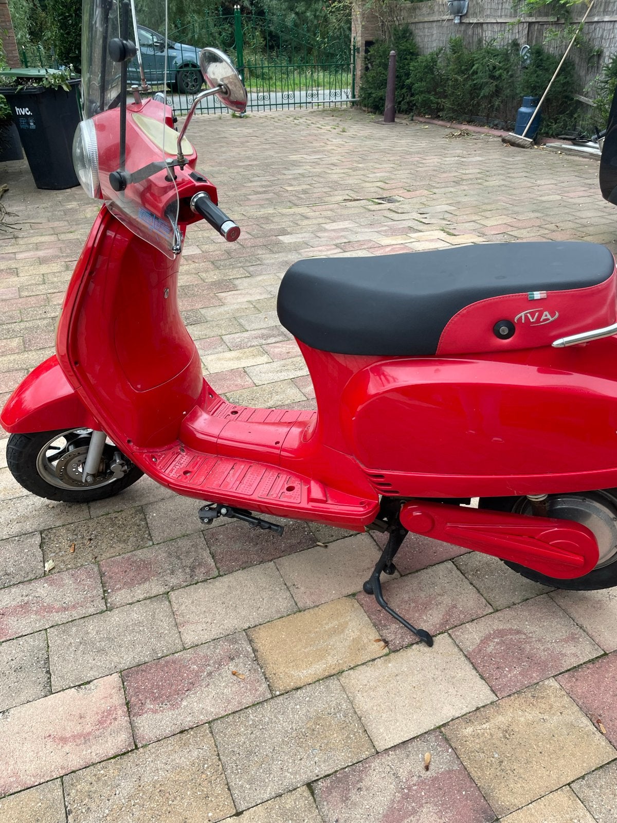 Rode IVA scooter - Zo goed als nieuw, Fietsen en Brommers, Ophalen, Zo goed als nieuw, Maximaal 25 km/u, Benzine