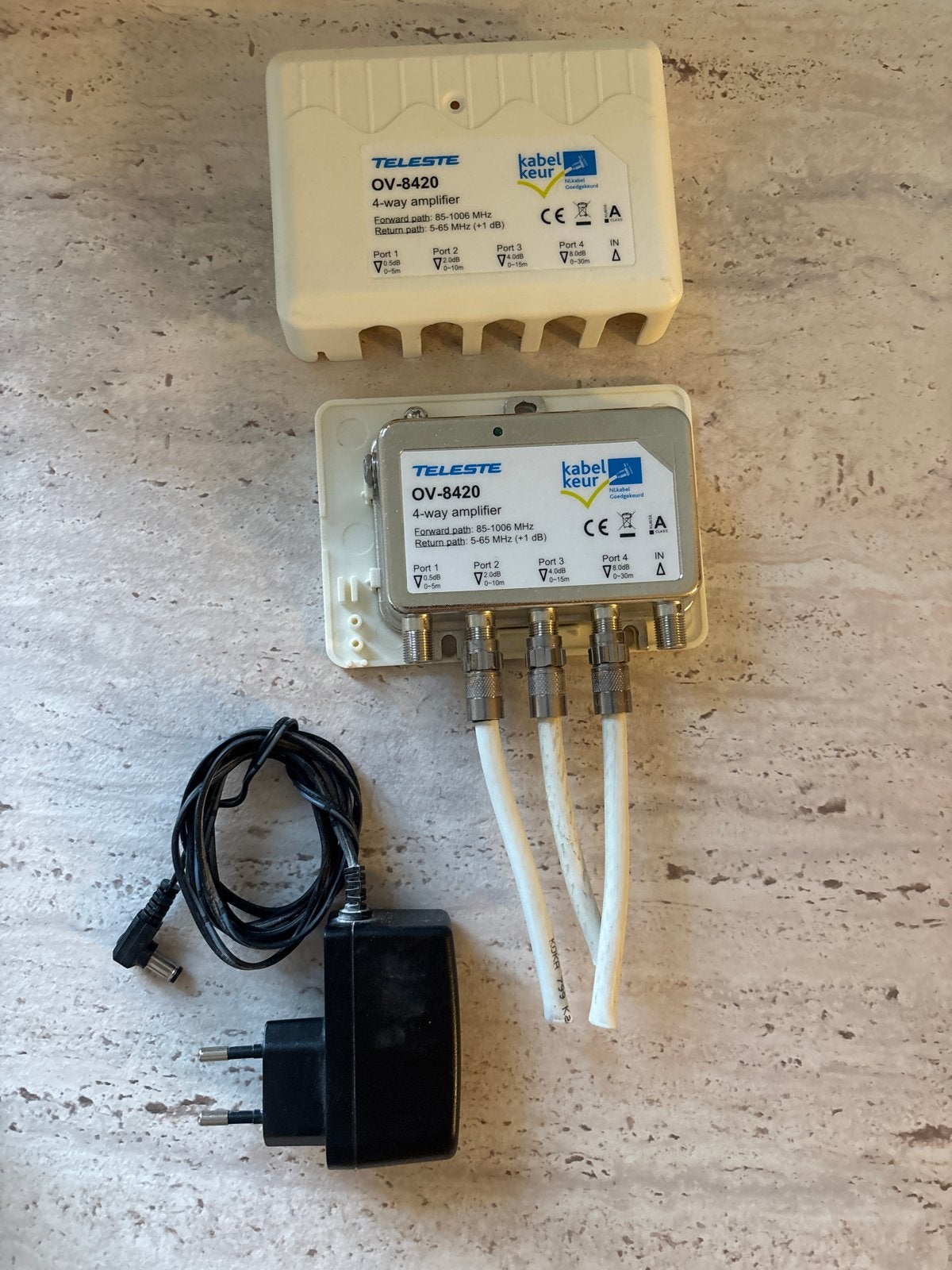 Teleste OV-8420 4-weg coax antenne versterker met adapter, Audio, Tv en Foto, Audiokabels en Televisiekabels, Gebruikt, Overige kabels