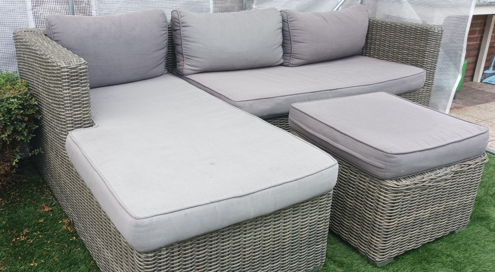 Foto 2 van Grijze wicker loungeset met hocker en gratis kussens