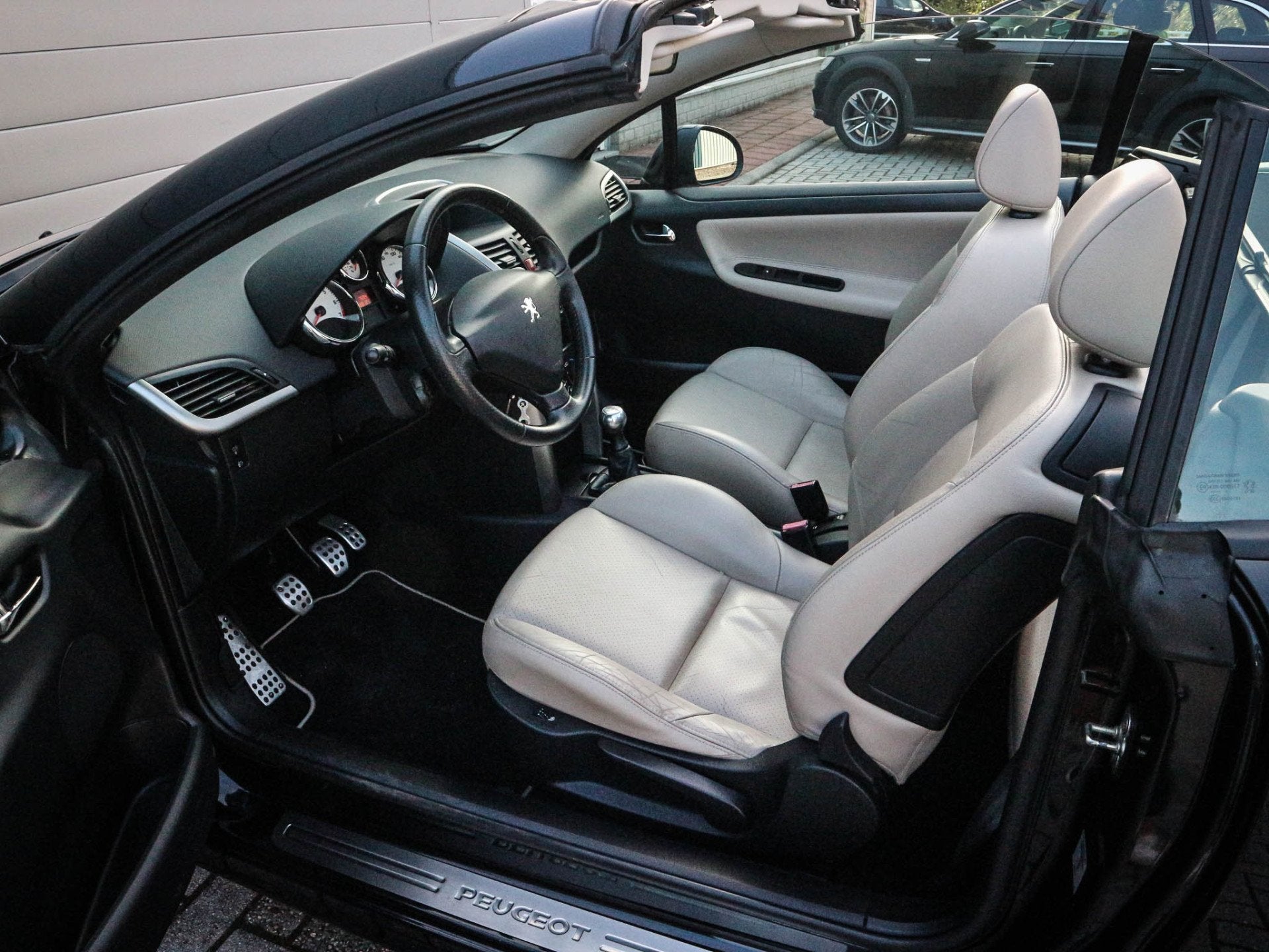 Peugeot 207 CC 1.6 VTi Griffe | Airco | Audio | Leer | Licht, Voorwielaandrijving, Euro 5, Gebruikt, 4 cilinders