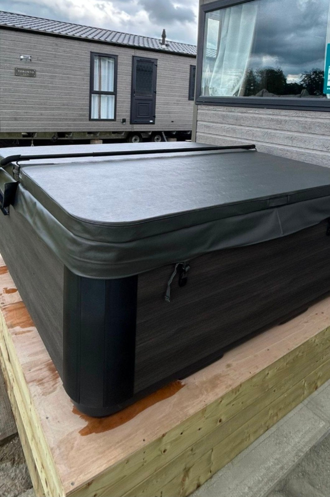 Devine Spas Praise Classic Buitenspa - 5 Persoons, Tuin en Terras, Ophalen, Zo goed als nieuw, Filter, Vast