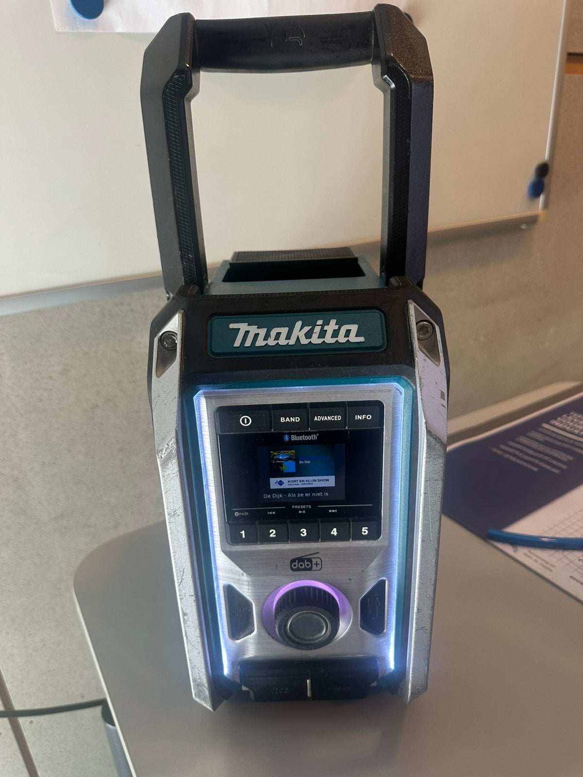 Makita DMR115 bouwradio met accu, Audio, Tv en Foto, Radio's, Ophalen of Verzenden, Zo goed als nieuw, Bouwradio