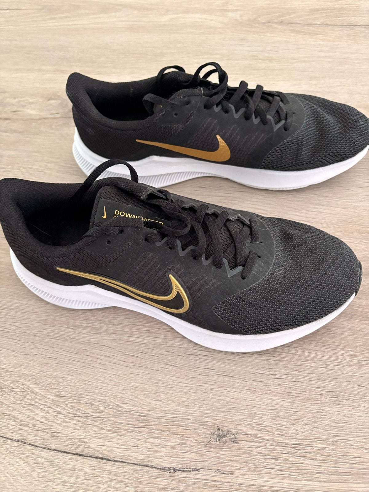 Nike Downshifter 10 Zwart/Goud - Maat 44 // nieuw, Kleding | Dames, Schoenen, Ophalen, Zo goed als nieuw, Zwart, Sneakers of Gympen