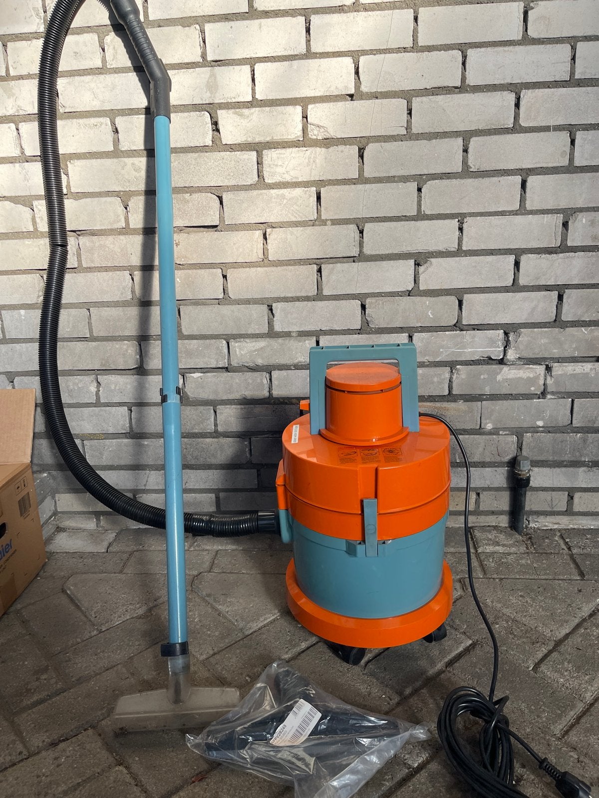 Stofzuiger met kapotte slang - ideaal voor onderdelen, Witgoed en Apparatuur, Ophalen of Verzenden, Niet werkend, Reservoir, Industriële stofzuiger