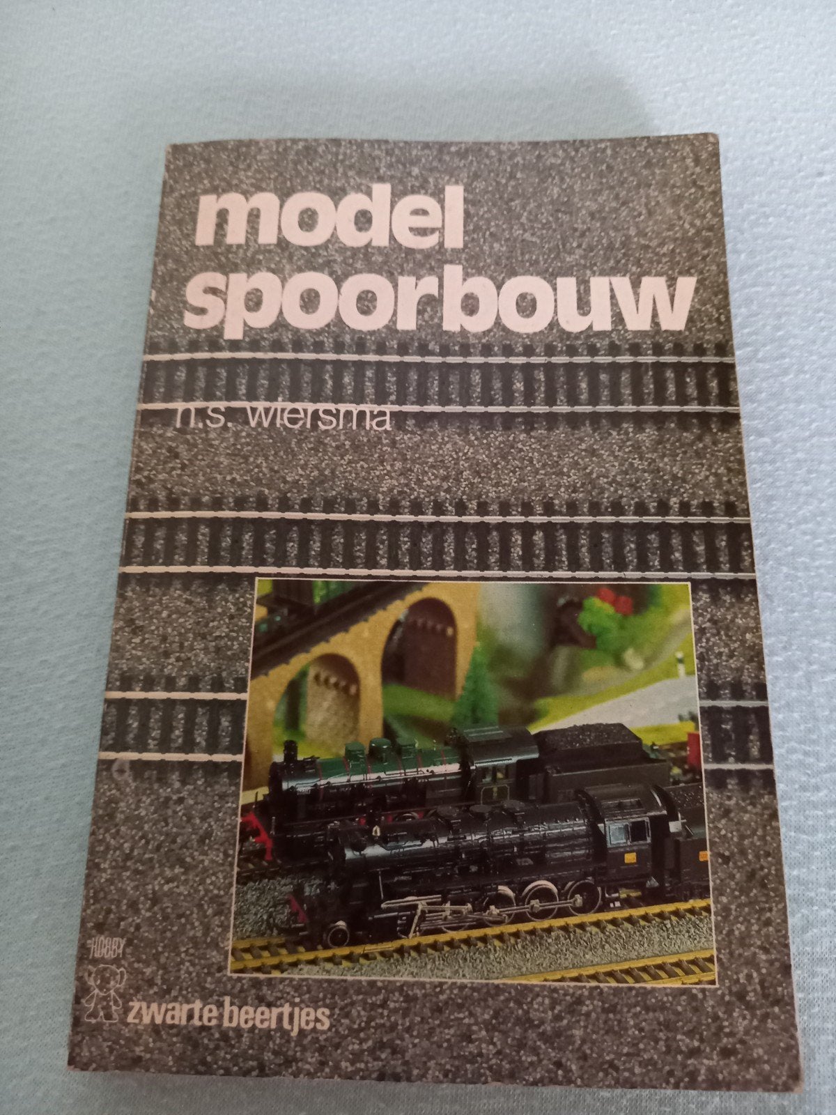 Uit 1983, Model spoorbouw , N.S. Wiersma, Ophalen of Verzenden, Boek, Tijdschrift of Catalogus, Overige merken