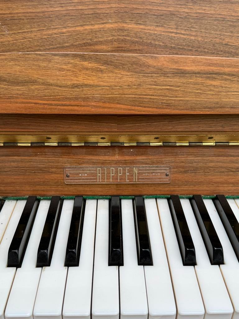 Rippen Piano 1970 in goede staat met kruk vintage, Ophalen, Zo goed als nieuw, Bruin, Piano